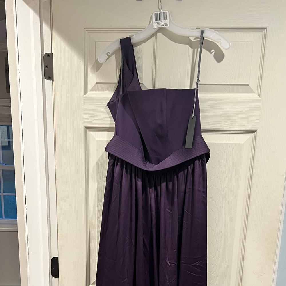 David bridal 1 shoulder dress size 12 never worn. Still has tags. Amythyst